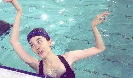 美女游泳视频,美女畅游碧波之中